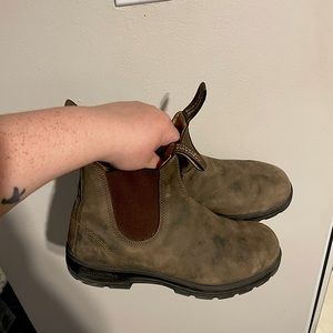 ALMOST NEW - BLUNDSTONES ✨